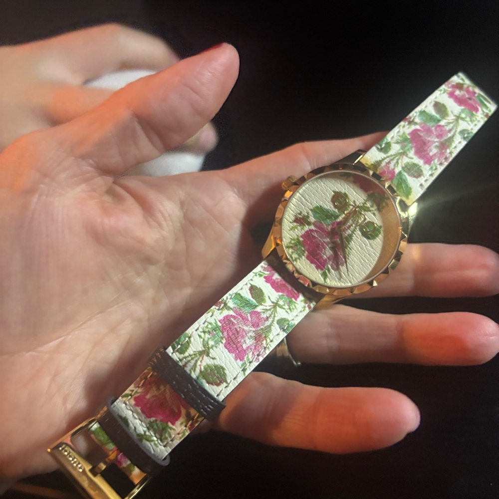 Gucci Floral Gold Women's Watch with COA - Picture 10 of 17